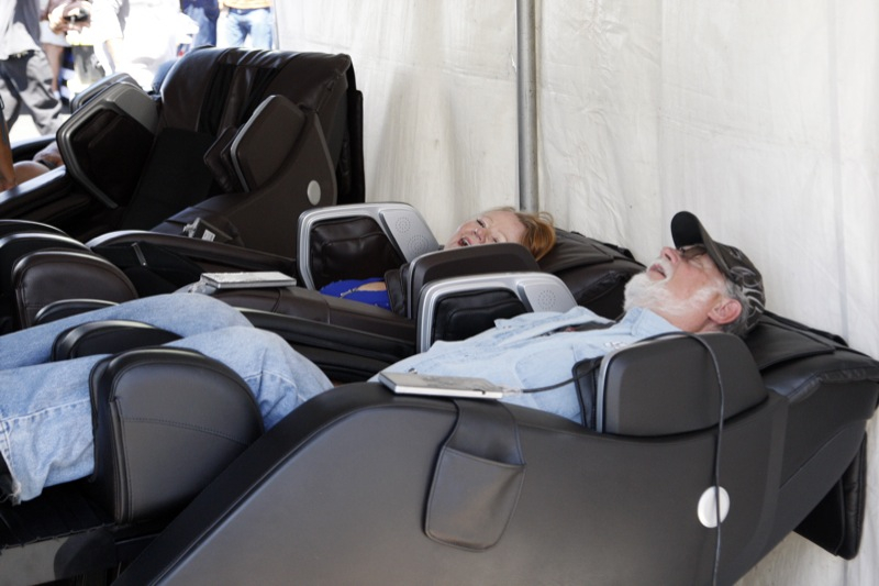 riders test massage chairs_I7D1346