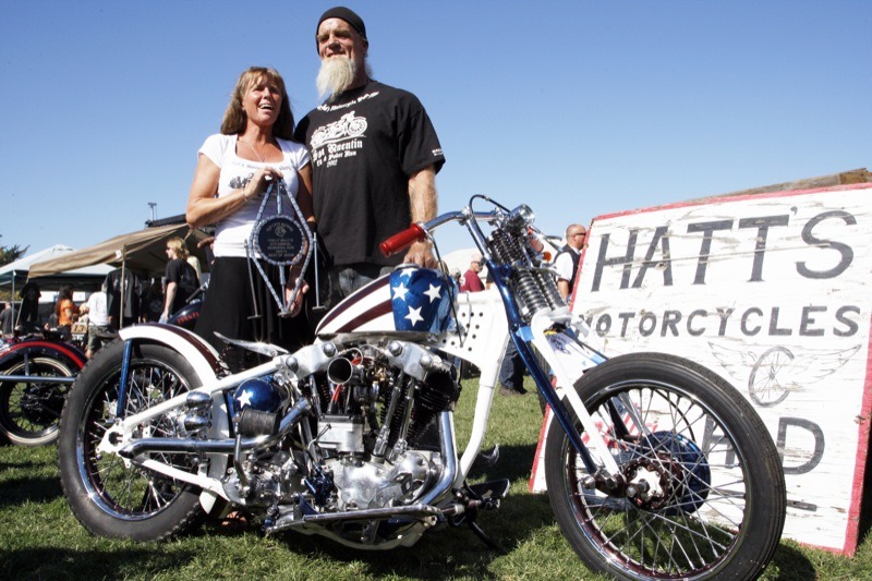 Bike builder Bret Hatt and his lovely bride pose with their Best of Show-winning Knucklehead