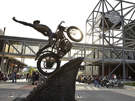 Harley-Davidson-Hill-Climber-Statue-at-the-Harley-Davidson-Museum